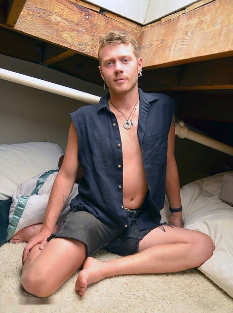 Il duro Farmer Tom e lo stallone August Grey in una scena di succhiamento del cazzo