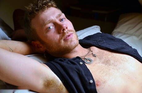 Il duro Farmer Tom e lo stallone August Grey in una scena di succhiamento del cazzo