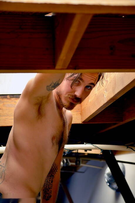 Il duro Farmer Tom e lo stallone August Grey in una scena di succhiamento del cazzo