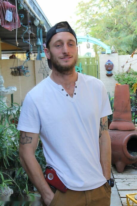 Der gut gebaute Corey Gunz neckt seinen Schwanz draußen