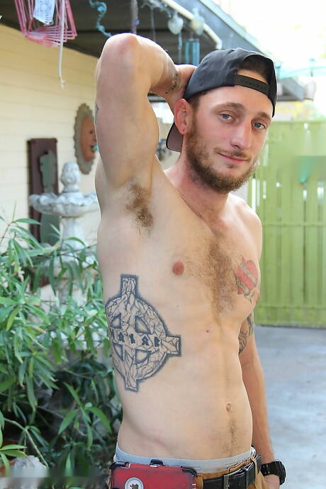 Der gut gebaute Corey Gunz neckt seinen Schwanz draußen