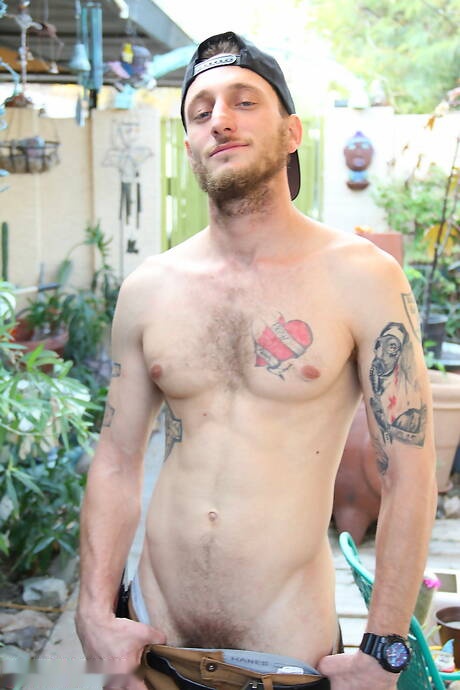 몸매 좋은 코리 건즈가 밖에서 자기 성기를 만지작거리고 있다