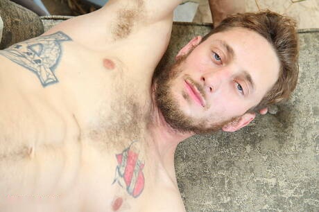 Der gut gebaute Corey Gunz neckt seinen Schwanz draußen