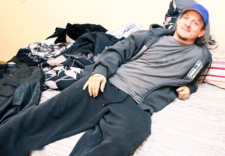 El joven Fitz posando desnudo