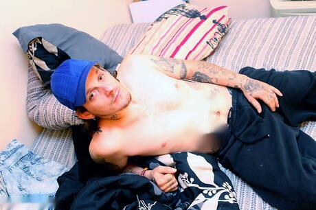 El joven Fitz posando desnudo