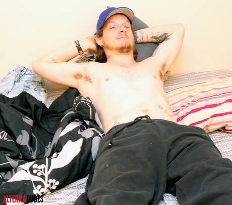 El joven Fitz posando desnudo