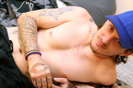 El joven Fitz posando desnudo