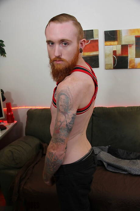 American pretty boy Dom Ty jerk off his cock