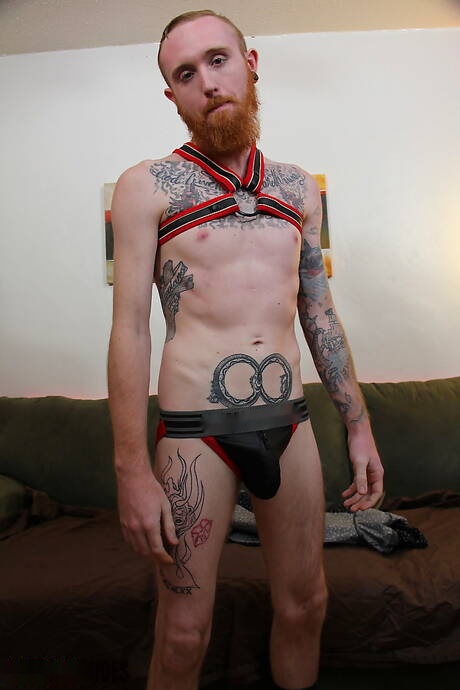 Der hübsche amerikanische Junge Dom Ty wichst seinen Schwanz