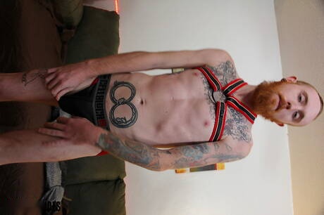 El guapo americano Dom Ty se masturba la polla