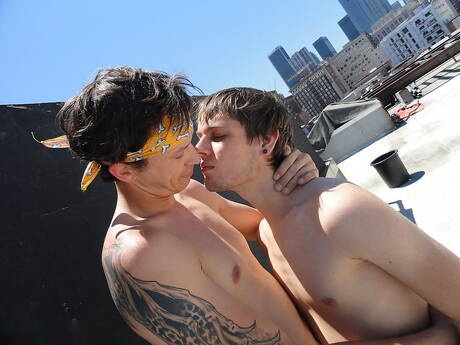 O musculoso Sean Michael Bradley e o durão Derrick Paul têm uma cena de casal quente lá fora