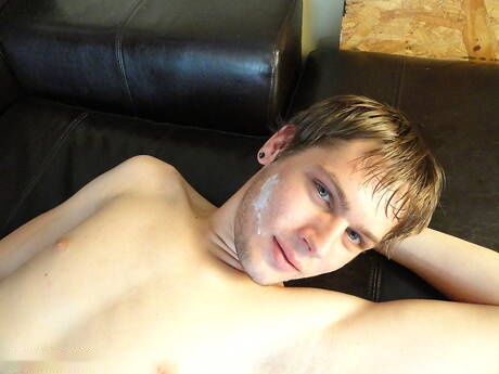 Il muscoloso Sean Michael Bradley e il duro Derrick Paul hanno una scena di coppia bollente all