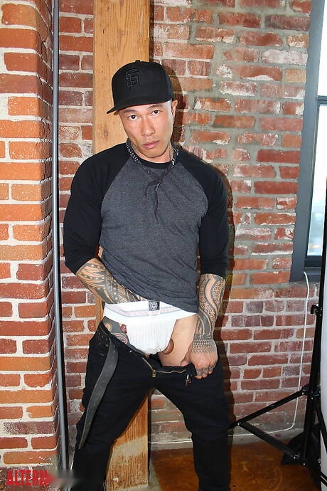 El musculoso oriental Damian Dragon se burla de su polla