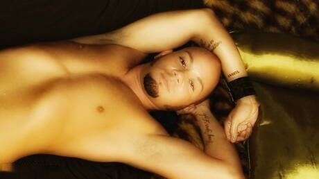 帥哥克里斯安東尼脫衣服，露出漂亮的屁股