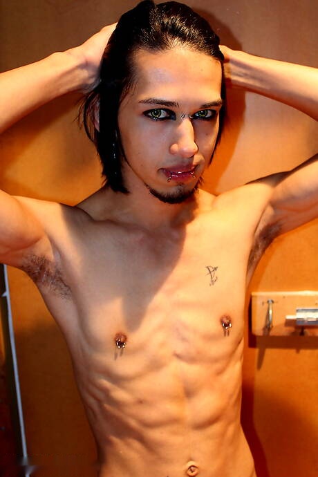 Il bellissimo ragazzo Aj Addams e il bellissimo ragazzo Rave si godono un bel sesso orale