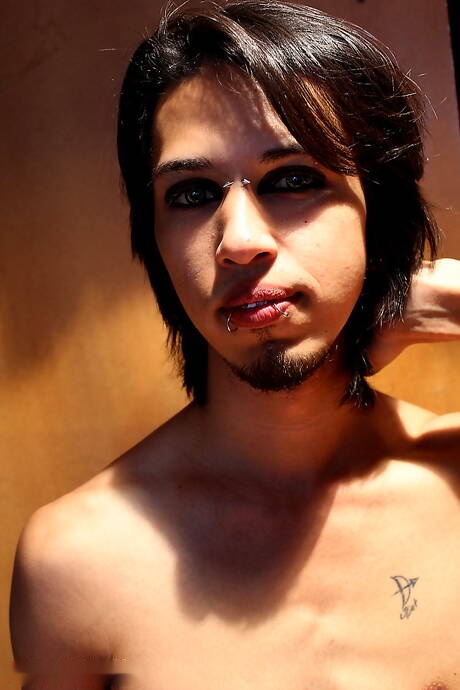 Il bellissimo ragazzo Aj Addams e il bellissimo ragazzo Rave si godono un bel sesso orale