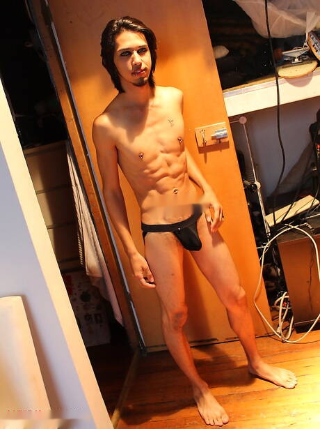 Il bellissimo ragazzo Aj Addams e il bellissimo ragazzo Rave si godono un bel sesso orale