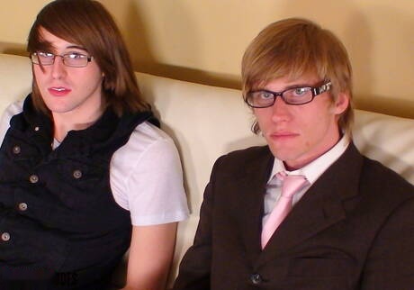 Le beau mec américain Jake Ryans et le jeune Aden Worth ont une bonne fellation