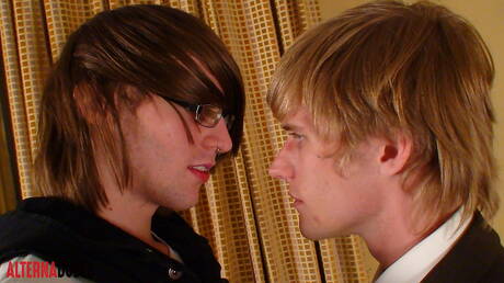 Le beau mec américain Jake Ryans et le jeune Aden Worth ont une bonne fellation