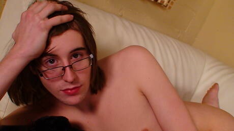 Il bel ragazzo americano Jake Ryans e il giovane Aden Worth si godono un bel sesso orale