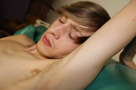 Le jeune Richard Ryder joue avec une bite