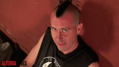 Il ragazzo husky Beau mostra un corpo bellissimo