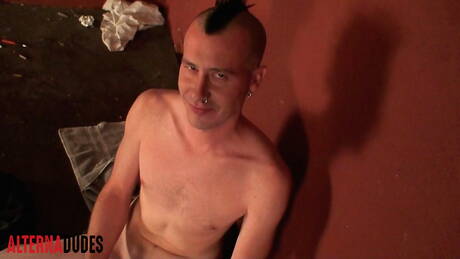 Il ragazzo husky Beau mostra un corpo bellissimo