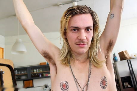 Il giovane Teddy Bearskins posa nudo e mostra un bel sedere