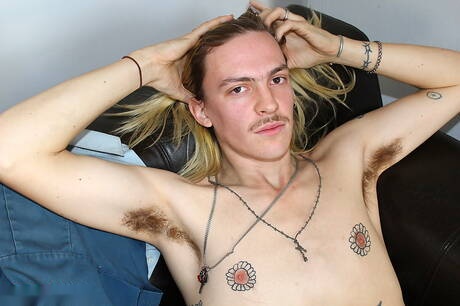 Il giovane Teddy Bearskins posa nudo e mostra un bel sedere