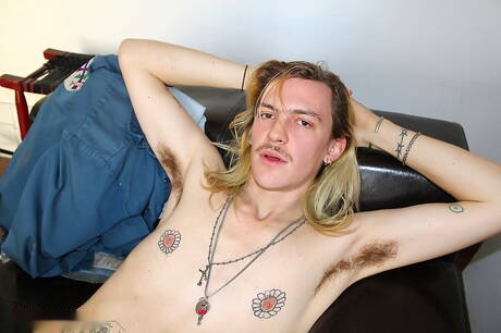 Il giovane Teddy Bearskins posa nudo e mostra un bel sedere