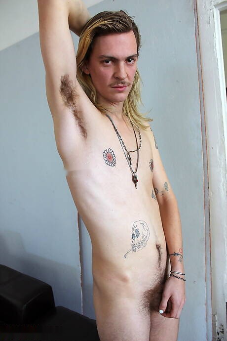 Il giovane Teddy Bearskins posa nudo e mostra un bel sedere