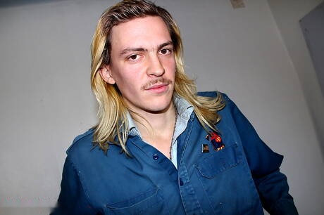 Il giovane Teddy Bearskins posa nudo e mostra un bel sedere