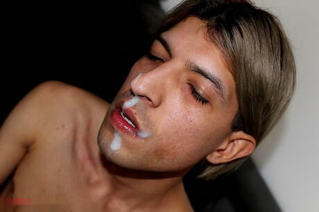 Der heiße Twink Ramses und der Twink Teddy Bearskins haben guten Oralsex