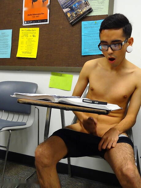 Il bellissimo ragazzo latino Hermes si masturba il cazzo