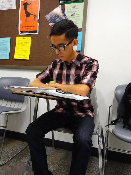 Piękny latynoski chłopiec Hermes masturbuje się swoim penisem