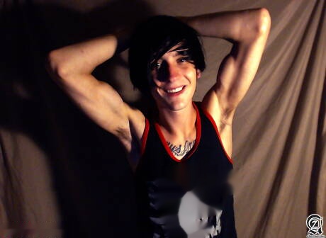 Il giovane Daltronn si spoglia e mostra il suo bel culo