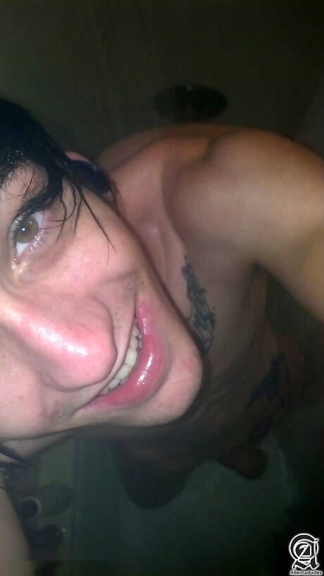 Il giovane Daltronn si spoglia e mostra il suo bel culo