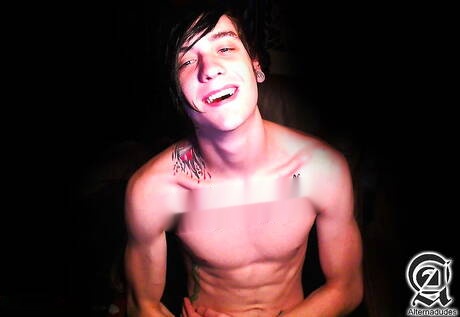 Il giovane Daltronn si spoglia e mostra il suo bel culo