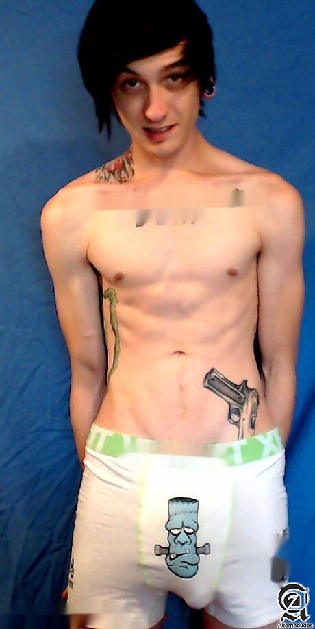 Young Daltronn get naked and showing hot ass