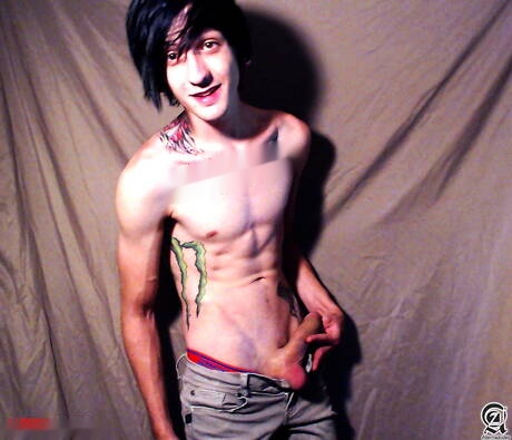 Il giovane Daltronn si spoglia e mostra il suo bel culo