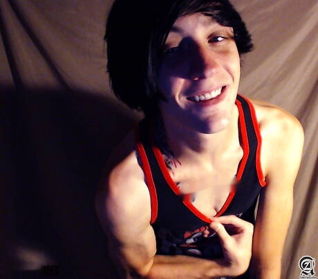 Il giovane Daltronn si spoglia e mostra il suo bel culo