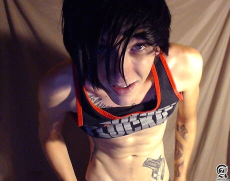 Il giovane Daltronn si spoglia e mostra il suo bel culo