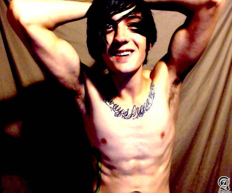 Il giovane Daltronn si spoglia e mostra il suo bel culo