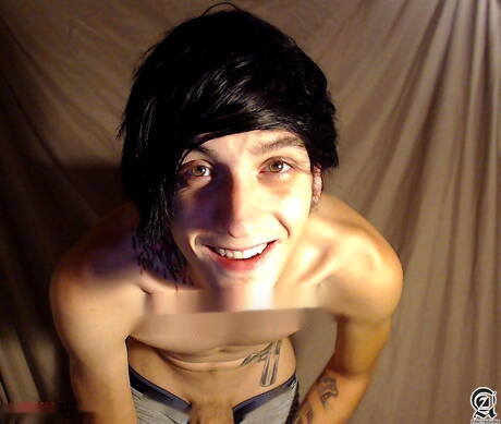 Il giovane Daltronn si spoglia e mostra il suo bel culo