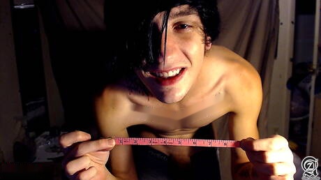 Il giovane Daltronn si spoglia e mostra il suo bel culo