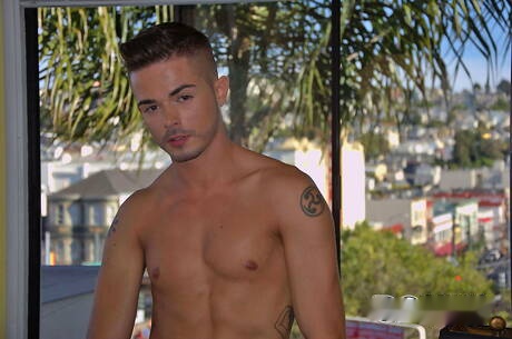 Muscular Turk Mason get naked and showing nice butt