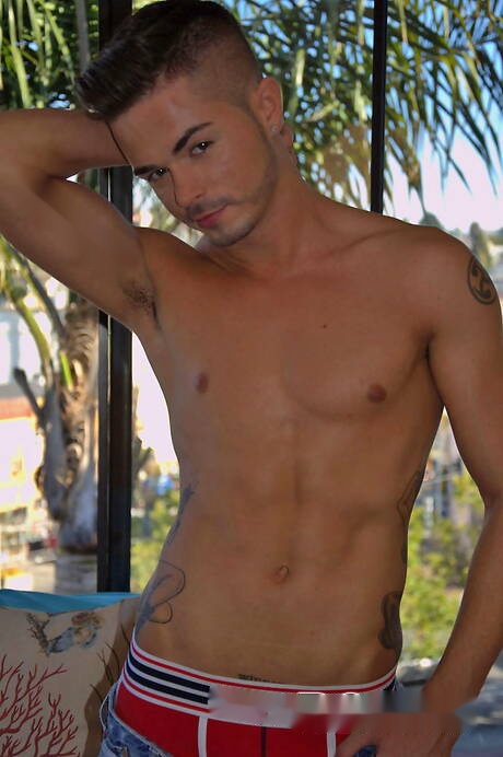 Muscular Turk Mason get naked and showing nice butt