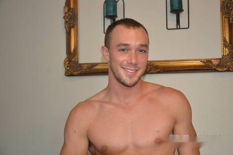 Amerykański muskularny Kirk Cummings szarpie się zabawką