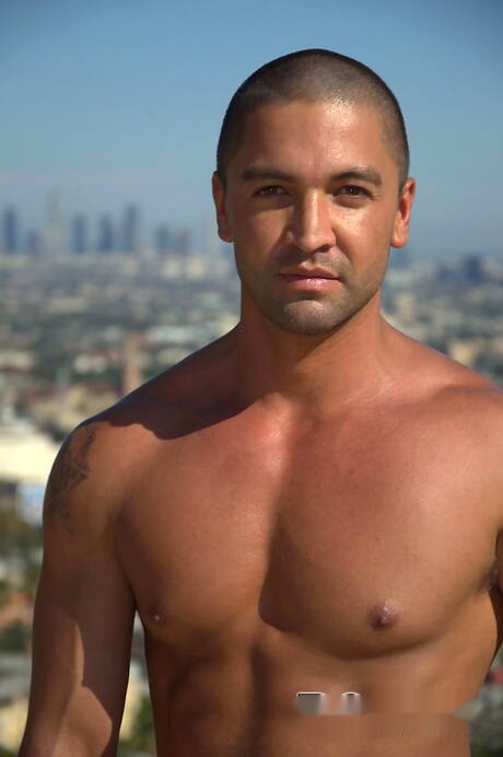 Die sexy Amerikaner Dominic Pacifico und Kirk Cummings haben einen guten Oralsex im Freien