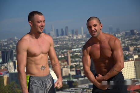 Die sexy Amerikaner Dominic Pacifico und Kirk Cummings haben einen guten Oralsex im Freien